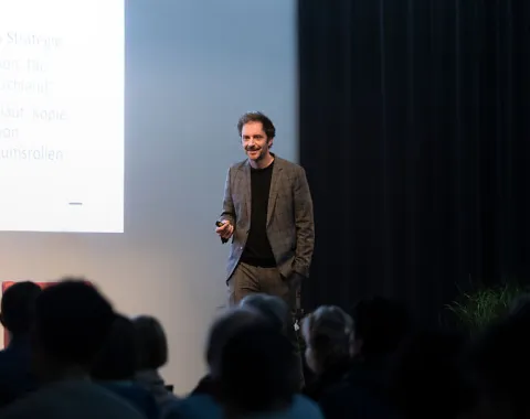 News_Campus-Gespraeche_Nils-Kumkar_Universitaet-Liechtenstein