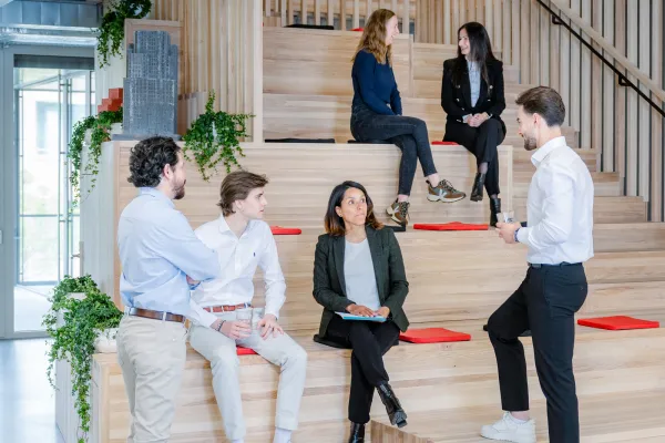 Gruppenarbeit auf moderner Holztribüne an der Universität