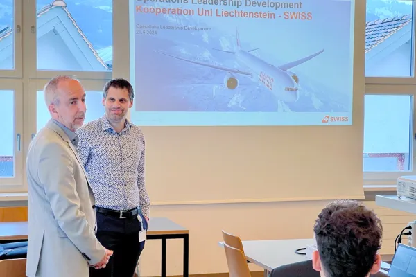 Präsentation zur Zusammenarbeit zwischen Universität Liechtenstein und SWISS im Seminarraum.