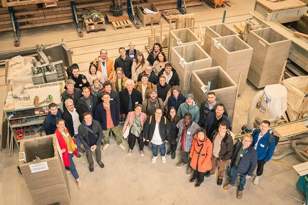 Architektur_Gruppenfoto-earth-HUB-mit-Studierenden-und-Lehrenden-der-Liechtenstein-School-of-Architecture-Erden_Werkhalle