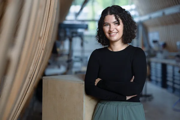 Studierende des Master Architektur der Universität Liechtenstein mit schwarzem Pullover steht in der Modellwerkstatt