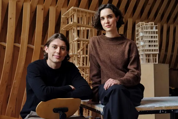 Zwei Studierende sitzen in Modellwerkstatt der Liechtenstein School of Architecture