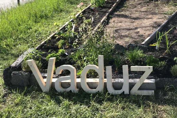 Blick auf einen Gemeischaftskarten mit dem Schriftzug "Vaduz"
