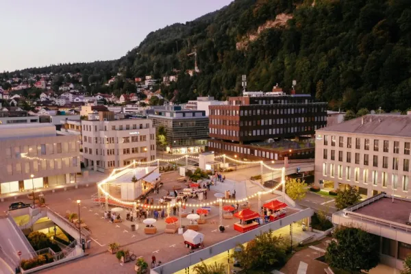 Luftaufnahme eines Bürgerbeteiligungsprojekts "Base Camp - Vadozer Huus" auf der Marktplatzgarage in Vaduz