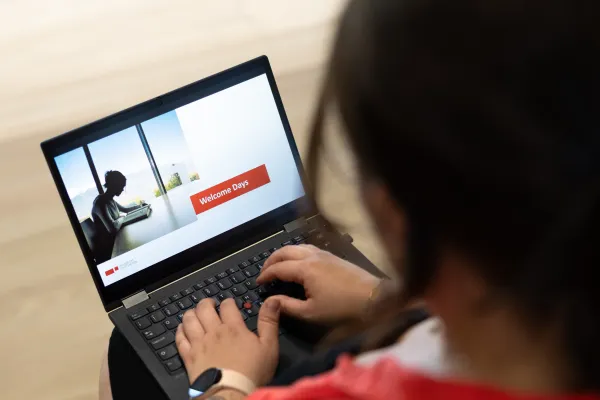 Die Person nimmt mit dem Laptop an der Welcome der Universität Liechtenstein teil.