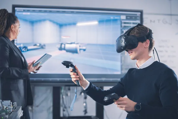 PhD Studierende der Universität Liechtenstein arbeiten mit Virtual Reality Technologie im Forschungslabor für Information Systems.