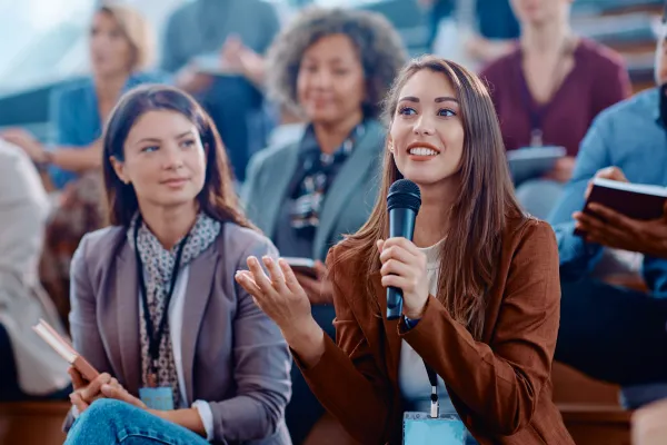 Studierende des Bachelorstudiums Betriebswirtschaftslehre der Universität Liechtenstein beteiligen sich aktiv an einer Vorlesung mit Fragerunde in moderner Hörsaalatmosphäre.
