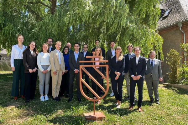Jeffrey Lee Brüstle, wissenschaftlicher Mitarbeiter an der Universität Liechtenstein, präsentiert seine Forschung zum gemeinnützigen Trust in Liechtenstein auf dem Doktorandenseminar des Deutschen Stiftungsrechtstags 2025.