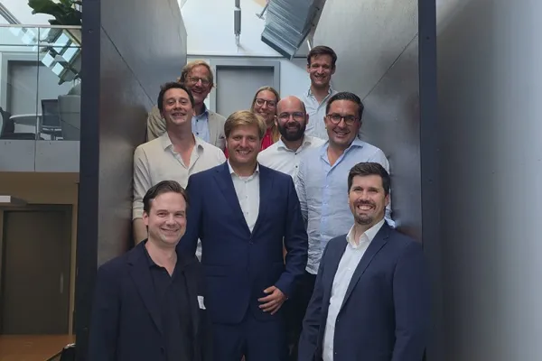 Foto von Marius Gramlich, umgeben von seinen Betreuern und Doktoratskolegen zur Feier seiner erfolgreichen Dissertation an der Universität Liechtenstein.