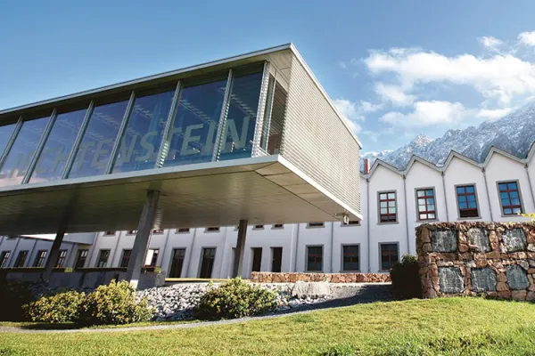 Bild der Universität Liechtenstein, von welcher vier wissenschaftliche Arbeiten zur Verbesserung der Interpretierbarkeit von Machine Learning Modellen durch LLM-Chatbots an der European Conference on Information Systems präsentiert wurden.