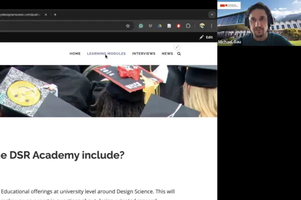 Ein Screenshot zeigt eine Online-Präsentation mit einem Bild von Absolventenhüten und einem Mann in einem Videoanruf. Oben sind Navigationslinks der Website sichtbar.