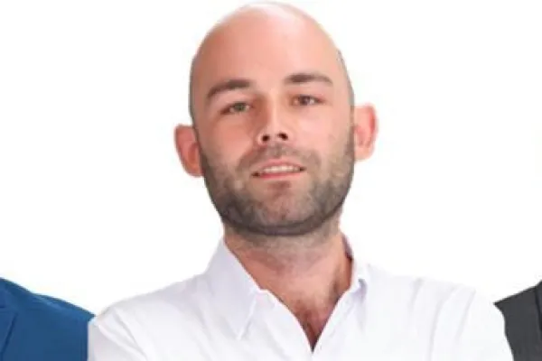 Drei Männer in formeller Kleidung lächeln in die Kamera. Sie sind Teil eines Forschungsteams der Universität Liechtenstein, das maschinelles Lernen zur Vorhersage von Finanzkrisen untersucht.