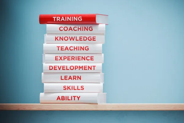 Stapel Bücher zu verschiedenen Themen Coaching Teaching