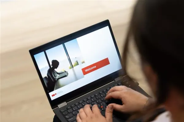 Person nimmt mit Laptop an den Welcome der Universität Liechtenstein teil.