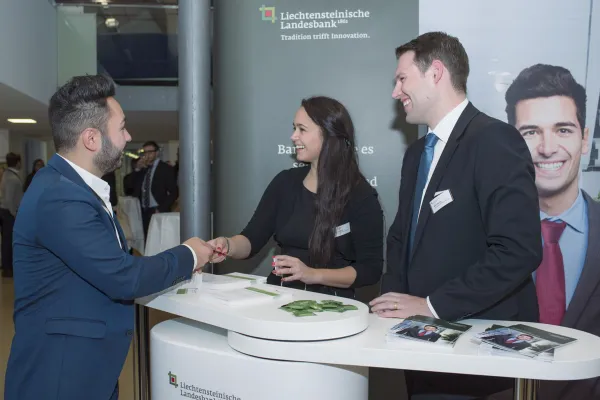 Zwei Mitarbeitende der LLB am Unternehmensstand auf dem Karrieretag 2024 der Universität Liechtenstein
