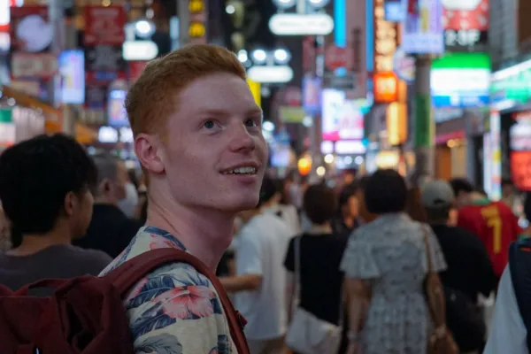 Student Universität Liechtenstein im Ausland bei Nacht in Fussgängerzone