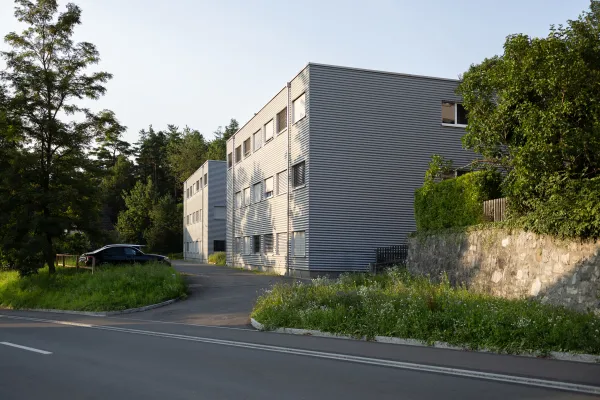 Blick auf das Studierendenwohnheim der Universität Liechtenstein von der Straße aus.