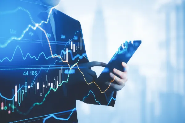 Person in Businesskleidung analysiert Finanzdiagramme auf Tablet.