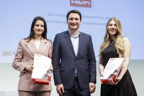 Auf dem Bild ist Tobias Zangerl zusammen mit Advije Rizvani und Carina Marxer welche gerade ihr Diplom erhalten haben zu sehen.