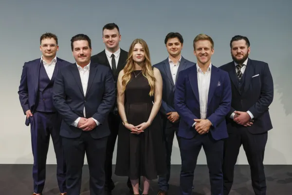 Auf dem Bild zu sehen sind die Absolventen des Bachelors of Science in Betriebswirtschaftslehre.