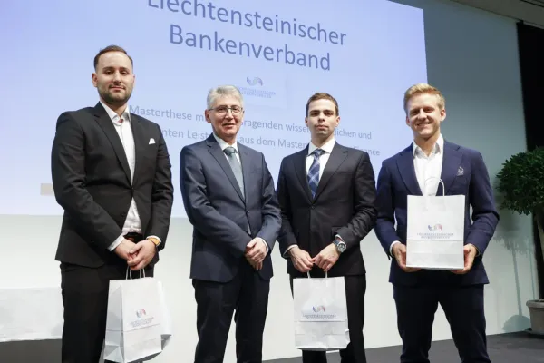 Dr. Hans-Werner Gassner zusammen mit Dario Sinnesberger, Tom Hermes und Nicolas Baumann, welche gerade ihr Diplom erhalten haben.