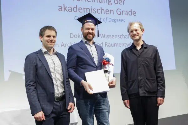 Auf dem Bild sind Dr. Christian Frommelt und Prof. Dipl. Arch. ETH Michael Wagner gemeinsam mit Dr. Luis Gabriel Hilti welcher gerade sein Diplom erhalten hat.