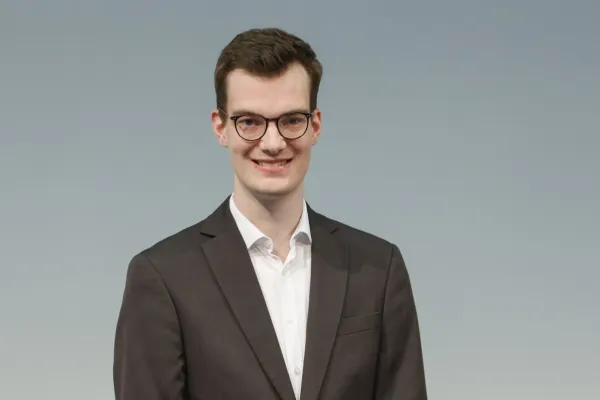 Auf dem Bild zu sehen ist der Absolvent des Masters of Science in Entrepreneurship and Management