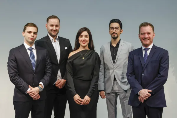 Auf dem Bild zu sehen sind die Absolventen des Masters of Science in Finance.