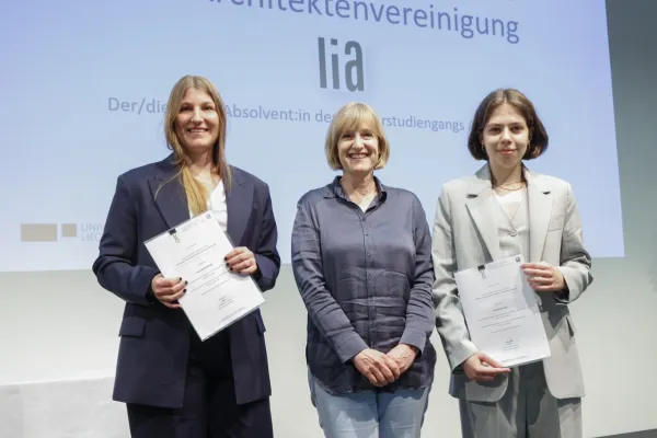 Dipl. Ing. Barbara Dillenkofer-Keppler ist zu sehen zusammen mit Sophia Döffinger und Elena Gruber welche ihr Diplom in der Hand halten.