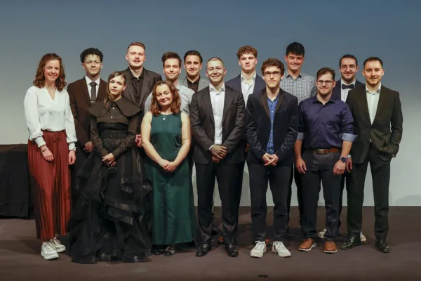 Auf dem Bild sind die Absolvent:innen des Bachelor of Science Architecture.