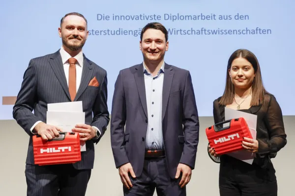 Tobias Zangerl mit Ermal Gashi und Laura Boltizar welche einen Hilti Koffer halten.