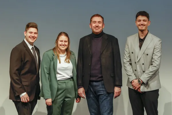 Auf dem Bild sind die Absolvent:innen des Master of Science Architecture.