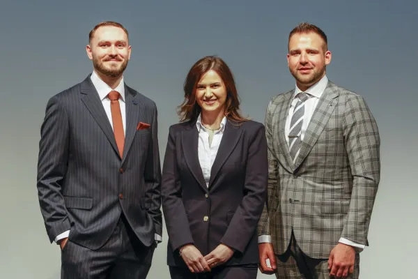 Auf dem Bild sind die Absolvent:innen des Masters of Science Finance.