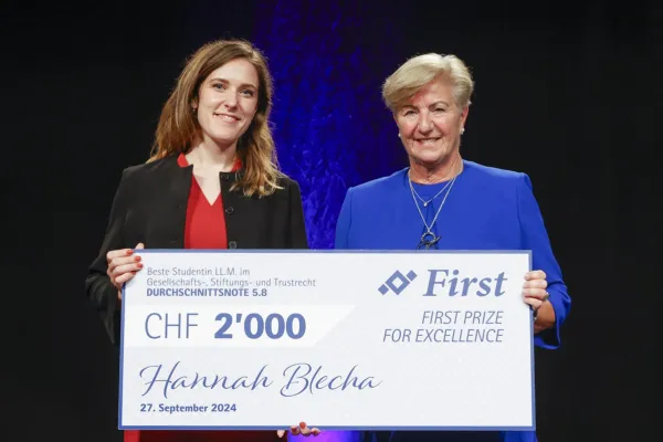 Hannah Blecha  und Angelika Moosleithner halten einen Check in Höhe von 2000 CHF.
