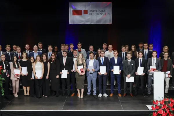 Auf dem Bild sind die Absolvent:innen des Bachelor of Science Betriebswirtschafslehre.