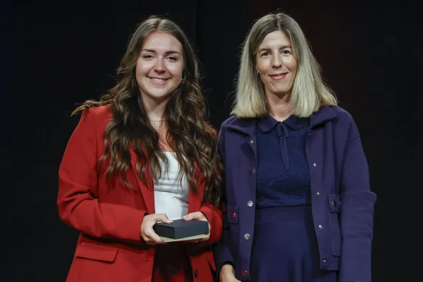 Auf dem Bild sind Bettina Beutner und Andrea Rauti.