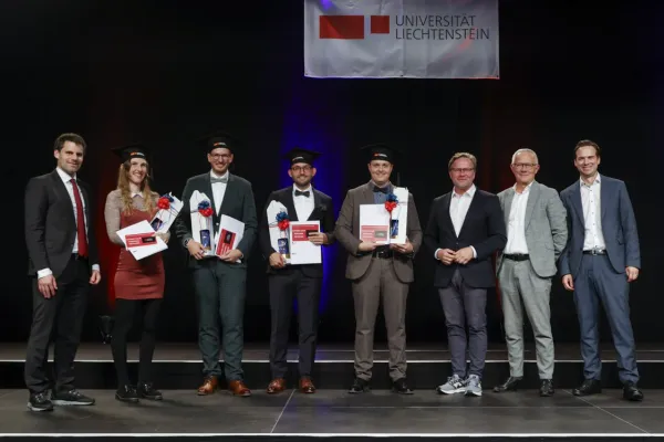 Auf dem Bild sind Dr. Christian Frommelt, Arabella Nigg-Stock, Simon Liegl, Sebastian Moder und Martin Weber, mit Prof. Dr. Jan vom Brocke, Prof. Dr. Leo Brecht und Prof. Dr. Marco Furtner.