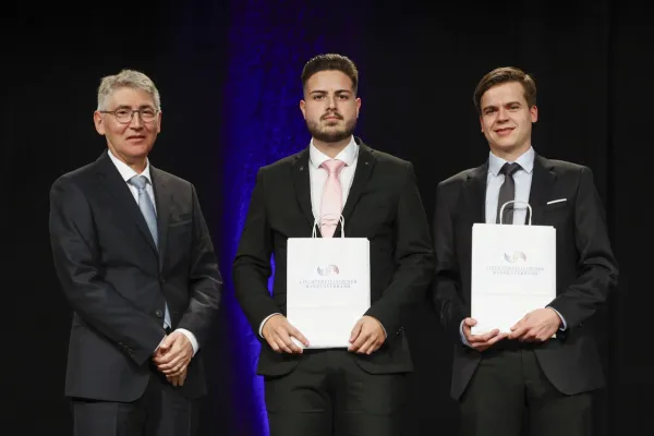 Auf dem Bild sind Dr. Hans Werner Gassner, Benjamin Kuchelmair und Dominik Sidler.