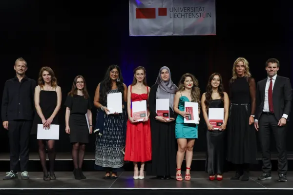 Auf dem Bild sind die Absolvent:innen des Masters of Science Architecture.