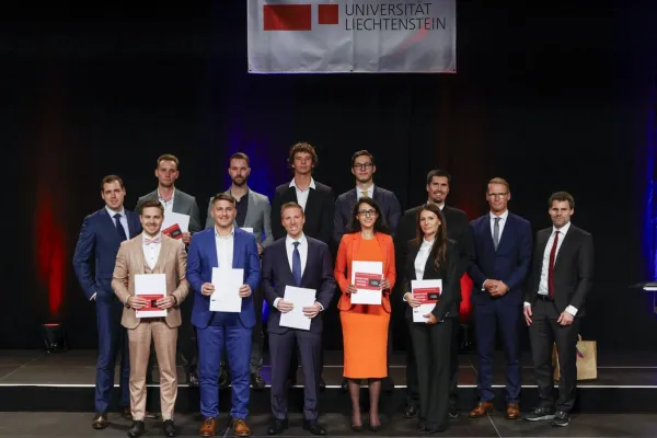 Auf dem Bild sind die Absolvent:innen des Masters of Science Finance.