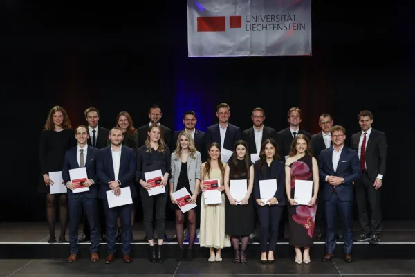 Auf dem Bild sind die Absolvent:innen des Master of Science Entrepreneurship and Management..