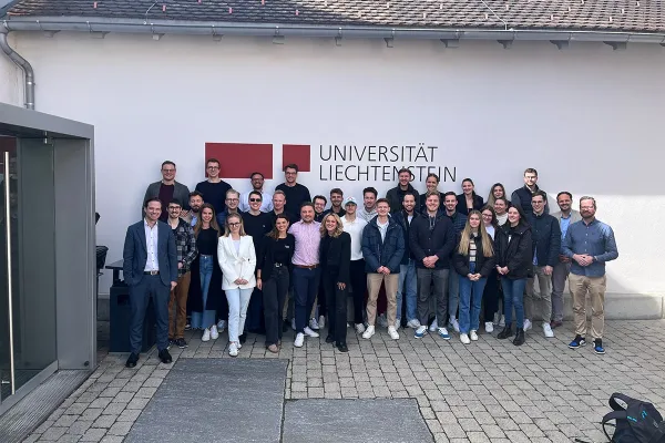 Gruppe von Studierenden und Jury-Mitgliedern des Startup Labs vor dem Gebäude der Universität Liechtenstein, aufgenommen bei den Mid-Term-Präsentationen des Masterstudiengangs Entrepreneurship und Management.