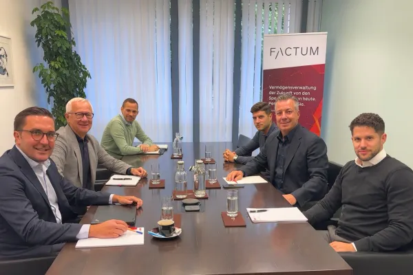 Das Projektteam beim gemeinsamen Auftakt: Dr. Djordje Zivkovic und Prof. Dr. Leo Brecht von der Universität Liechtenstein, gemeinsam mit Pascal Tschütscher, Carmelo Leonardi, Ralf Ackermann und Julian Bühler von der Factum AG (v. l. n. r.).