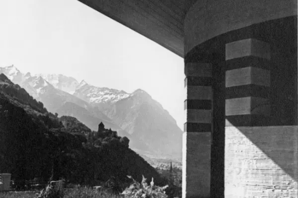 Schwarz-Weiss Aufnahme eines Gebäudes des Architekten Ernst Sommerlad