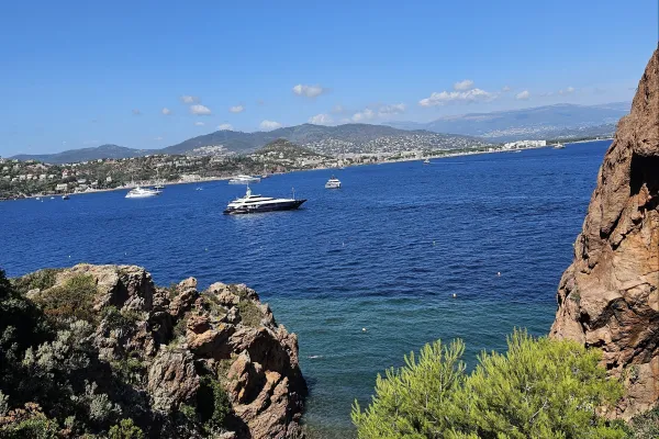 Bucht mit blauem Wasser, Felsen und ein paar Yachten