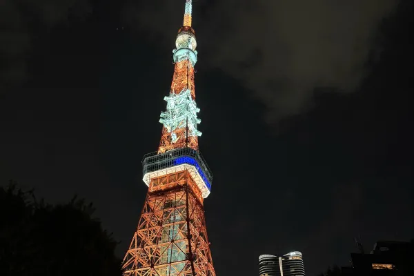 Der Tokio Tower bei Nacht in Rot Blauer Beleuchtung