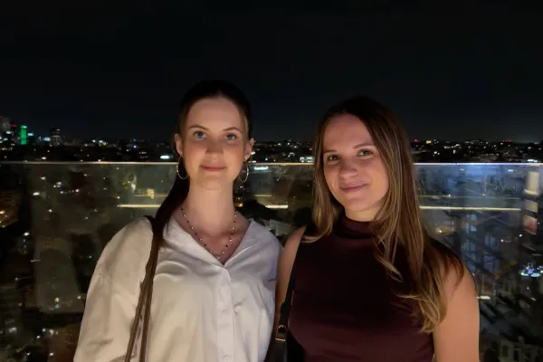 Die Autorin mit einer Freundin