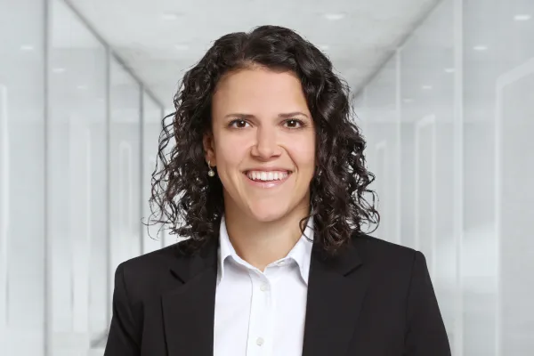 Businessporträt einer Absolventin im modernen Innenraum der Universität Liechtenstein